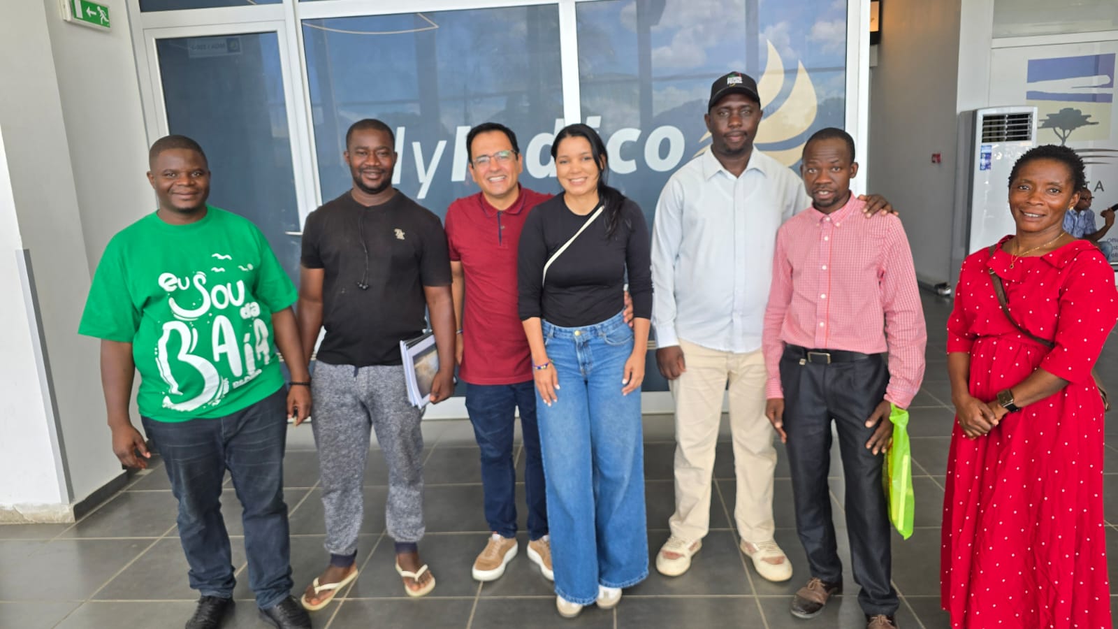 Equipe missionária com pastores locais em Pemba